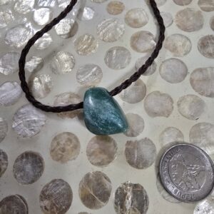 Dije con Cordón de Caucho Cuarzo Verde